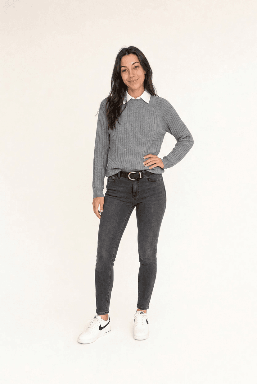 Smart casual — szary sweter z kołnierzykiem, ciemne jeansy — klasyczna kapsułowa stylizacja